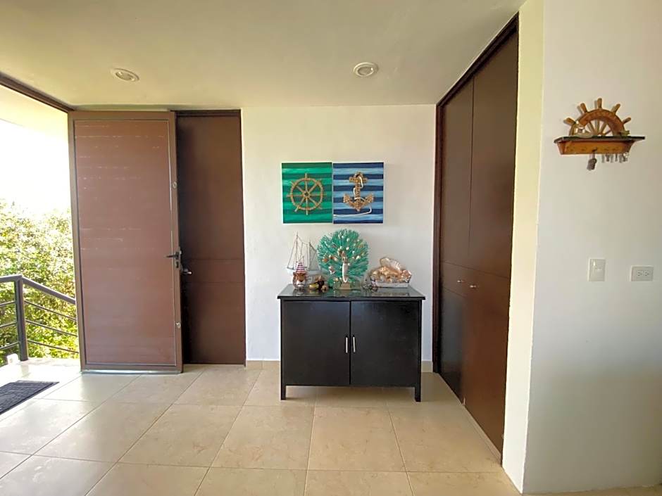 Escape to Paradise, Minimalist 4-BR Beachfront, 300 Mbps with amazing views