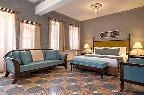 Deluxe Queen Room with Sea View