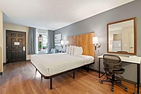 Studio with 1 King Bed - Disability Access - Non-Smoking
