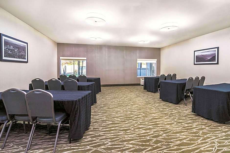 La Quinta Inn & Suites by Wyndham Loudon