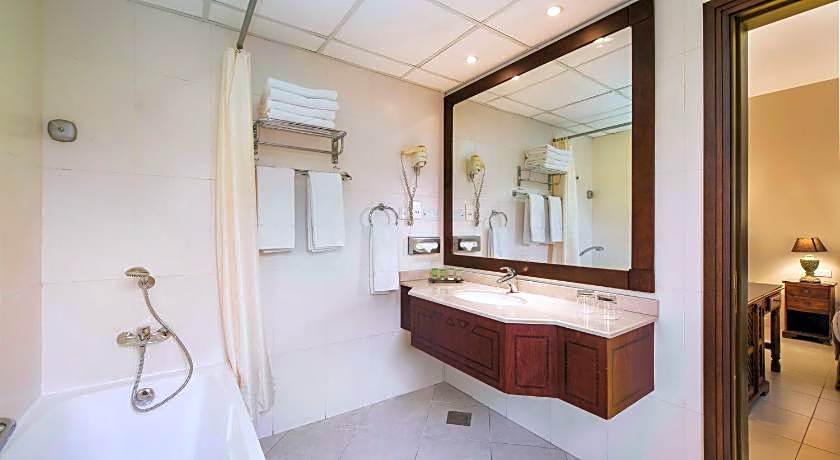 Al Hamra Village Hotel