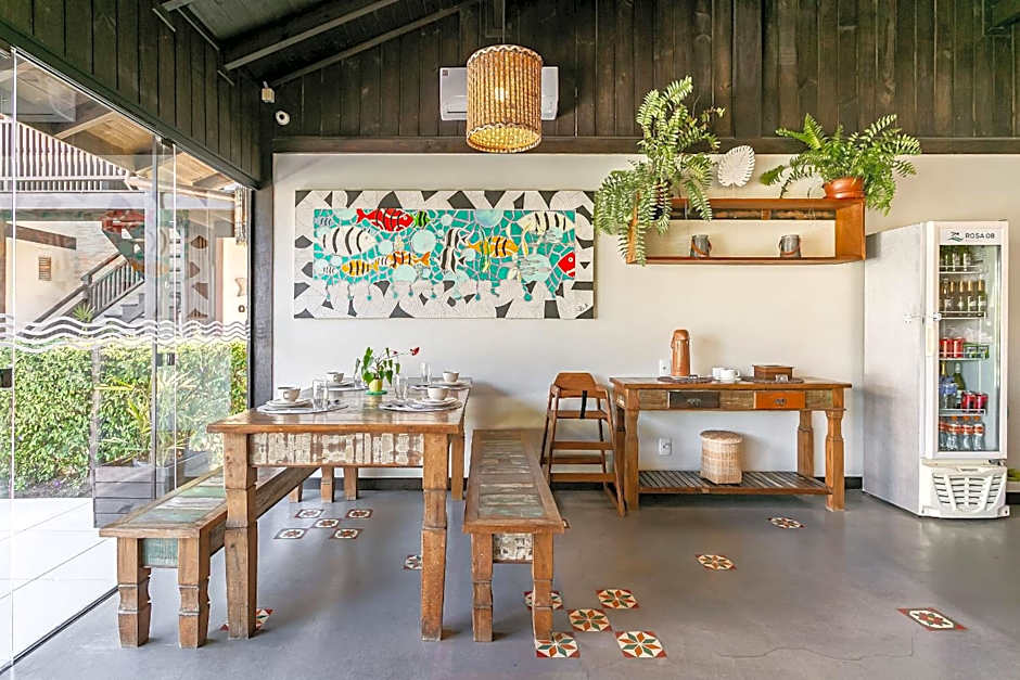 Pousada Rosa 08 - Café da manhã Gourmet, Suítes com Banheira a 150m do Centrinho da Praia do Rosa e Piscina Aquecida