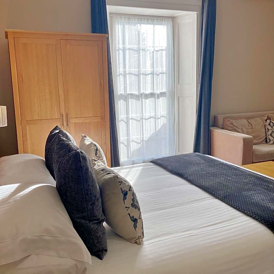 The Britannia Inn & Waves Restaurant