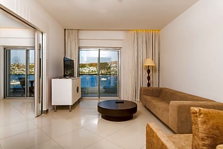 Deluxe Terrace Suite