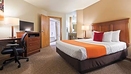 Suite Queen Bed Mobility Accessible Jetted Tub Poolside Double Vanity Non-Smoking Full Breakfast