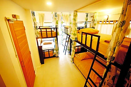 10-Bed Mixed Dormitory Room