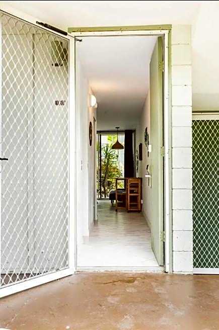 Kona Islander Inn - Prime Downtown Location with Hot Tub, Pool & Beach