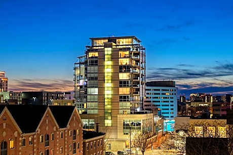 hotelVetro Iowa City, Tapestry Collection by Hilton