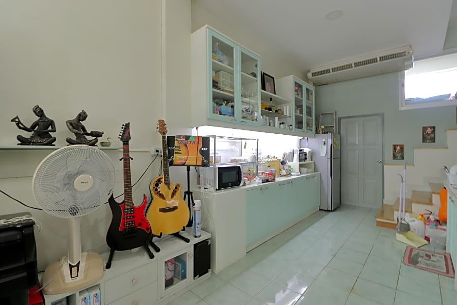 OYO 872 Saen Sabai Hostel