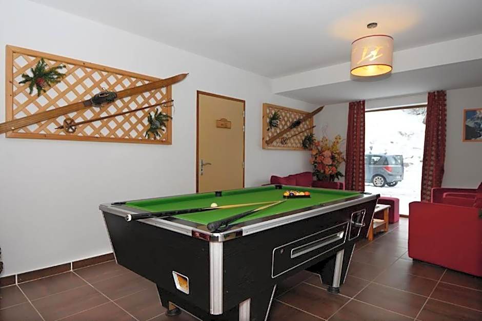 Appartement Vars sur les pistes de ski avec piscine