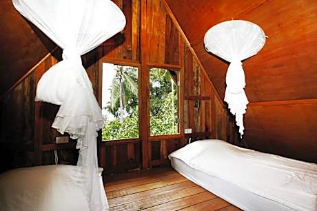 DELUXE SECOND ROW BUNGALOWS ON THE ROCKS