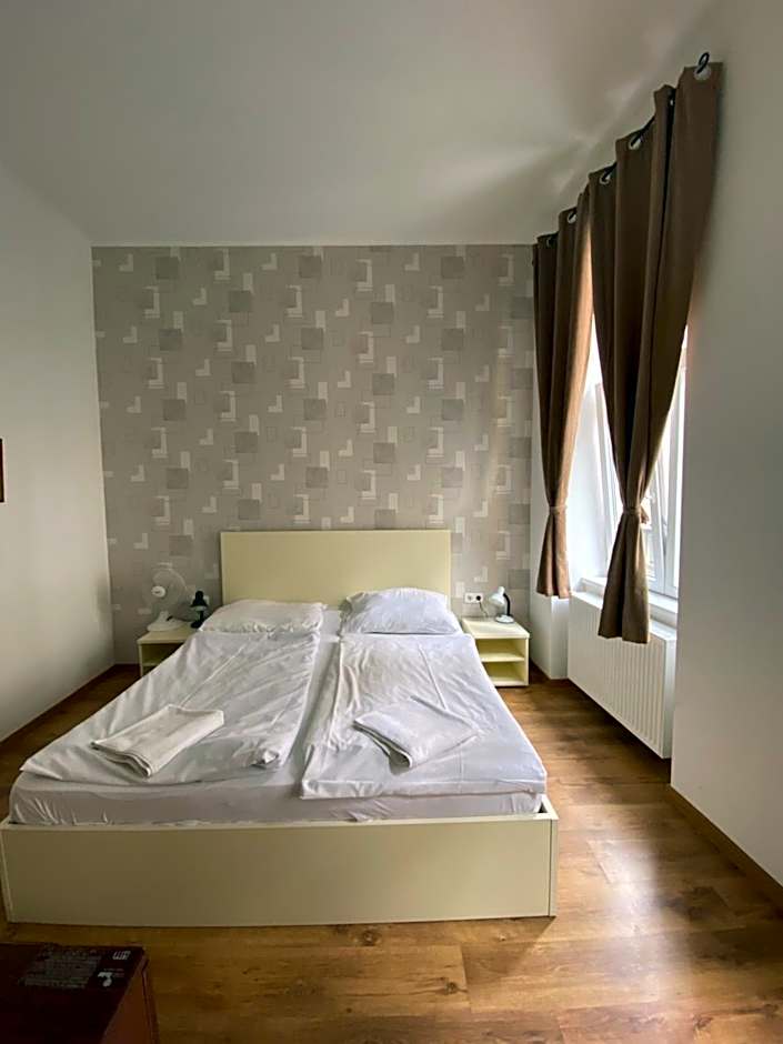 Easy Star Hotel