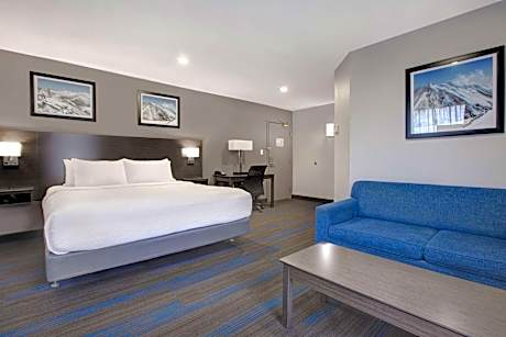 1 King Bed First Floor Sofa Bed Parking Lot Access Non-Smoking