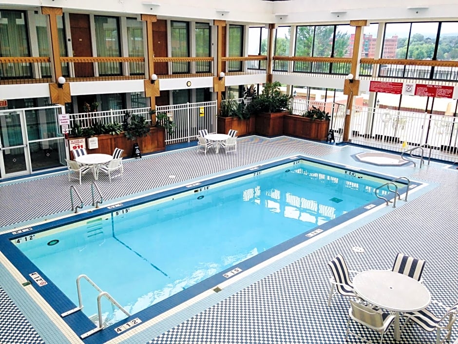 Holiday Inn & Suites Pittsfield-Berkshires, an IHG Hotel