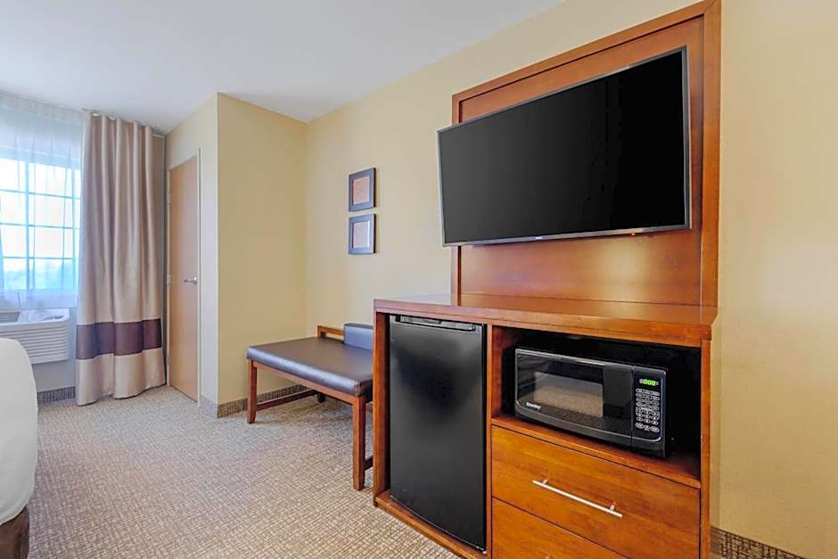 Comfort Suites Johnson Creek Conference Center