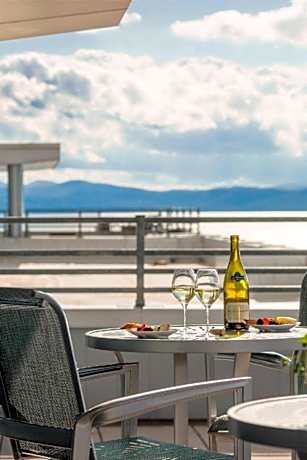 Jacuzzi Suite, 1 Bedroom Suite, King, Lake Champlain View, Limited View, Top Floor, Balcony