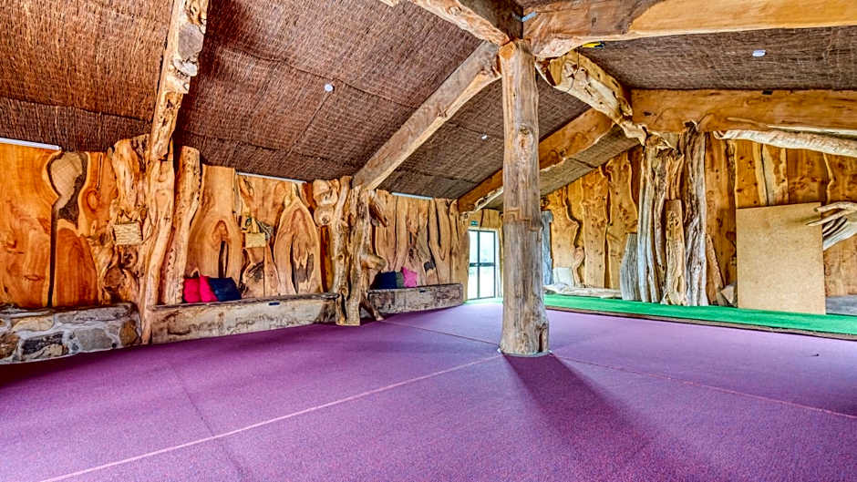 Beachcomber Lodge & Backpacker