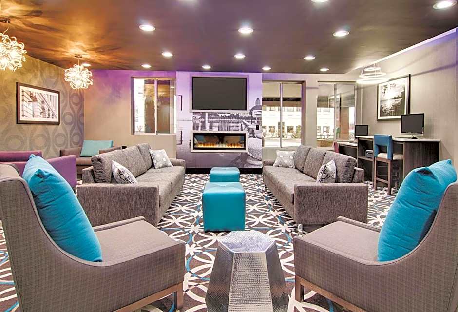 La Quinta Inn & Suites by Wyndham Cleveland Airport West