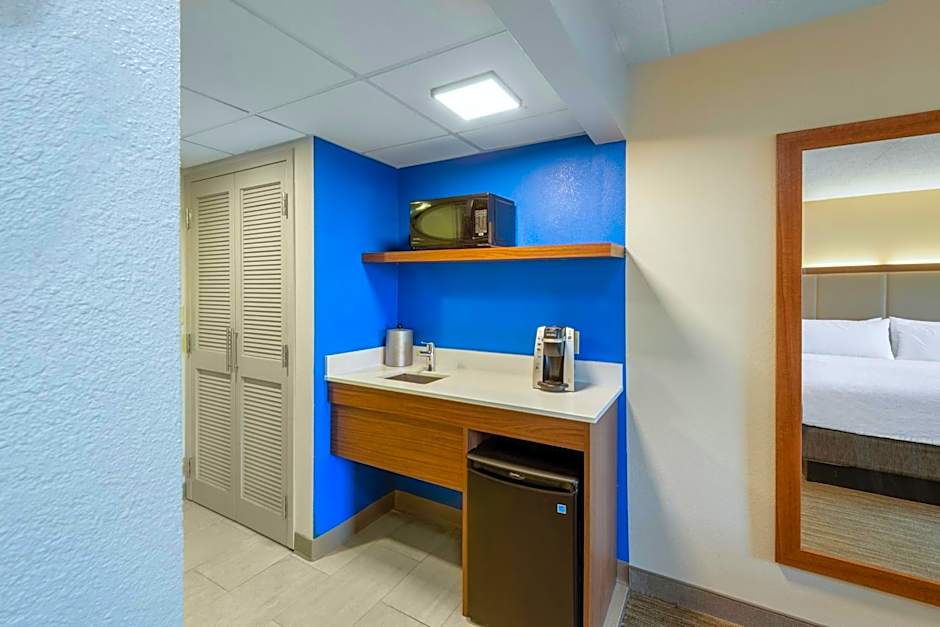 Holiday Inn Express State College at Williamsburg Square By IHG