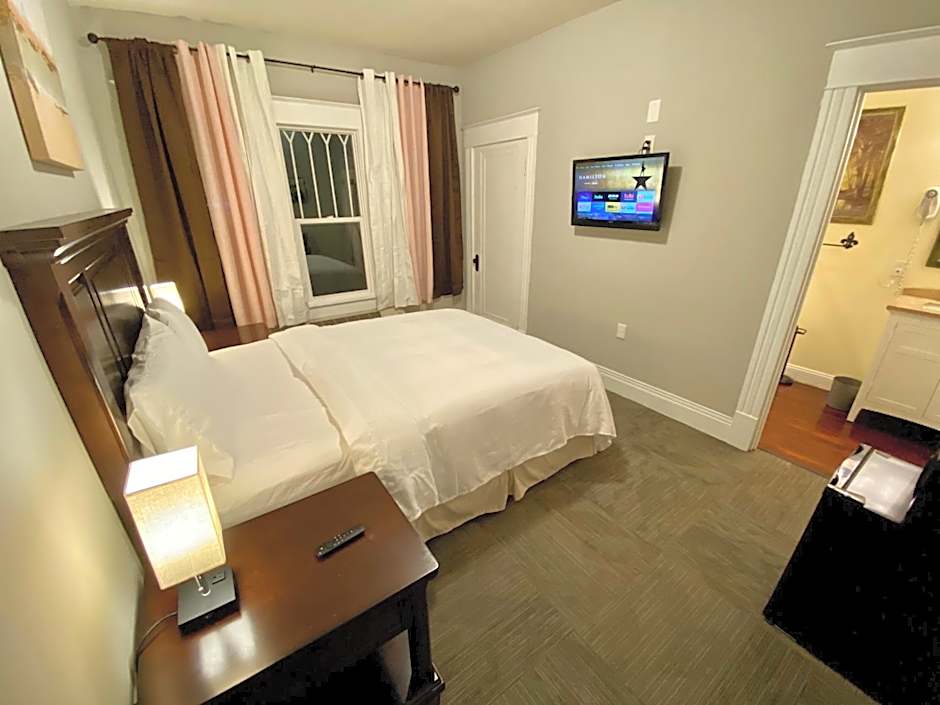 Twin Lakes Creamery, Grill & Inn