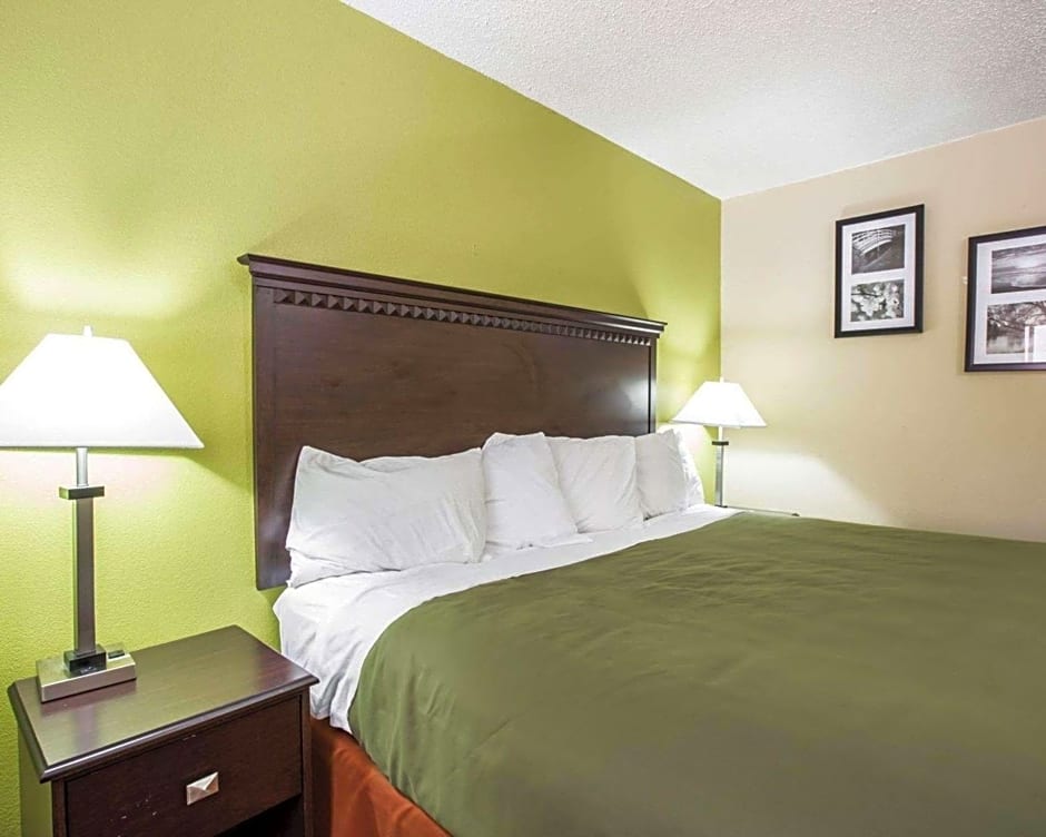Econo Lodge Biltmore