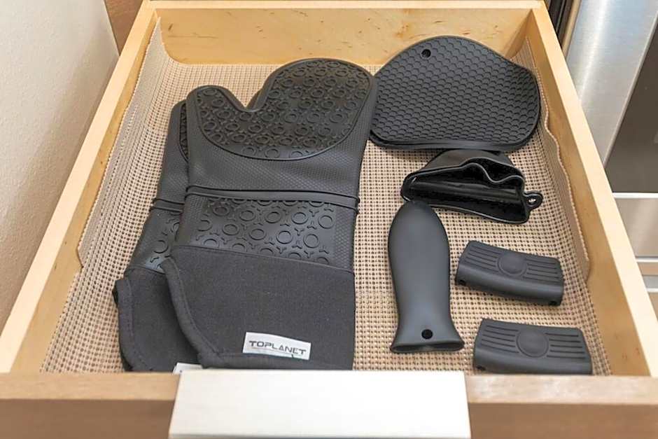 Palm Theme King Bed Paid Garage 55" 4k Smart T