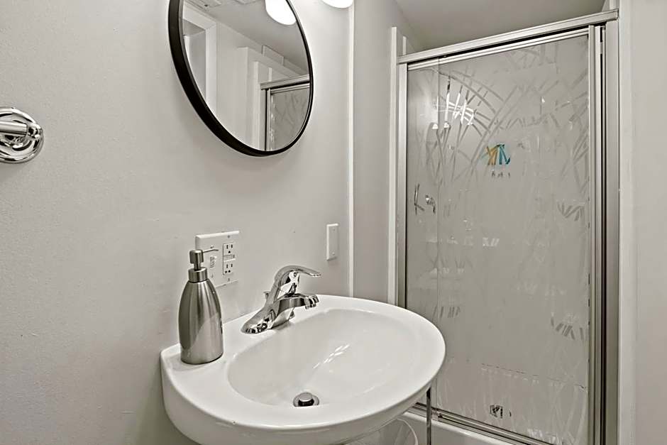 Walk To Parks, Dining & Lake! Game Room! Hot Tub!