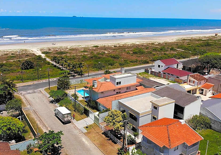 Casa de praia com boa ventilação garagem coberta para 3 carros 50m da praia