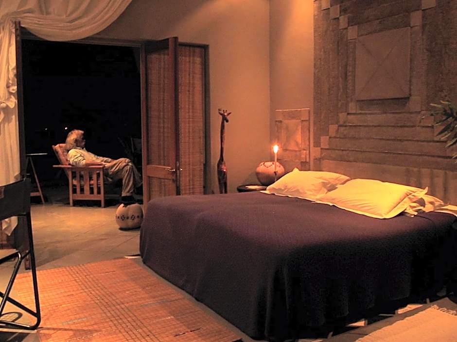 Tingala Lodge - Bed in the Bush