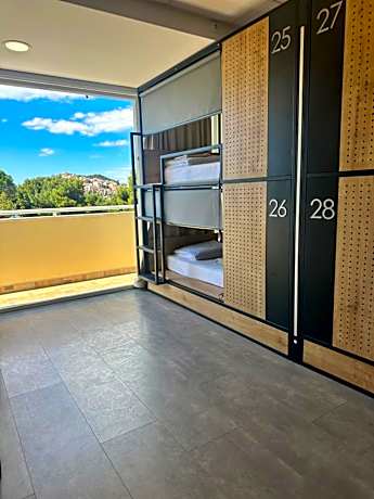 Bed in 6-Bed Mixed Dormitory Room with Sea View