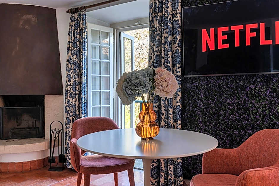 Sintra WOW - Unique double Smart Room in 17th century Palace! Hot tub, Snooker, BBQ, PS5, Sauna, Gym