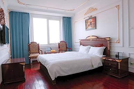 Family - 1 Double Bed and 2 Single Beds - To Go Meal