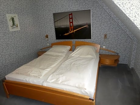 Family Room (2 Adults + 2 Children)