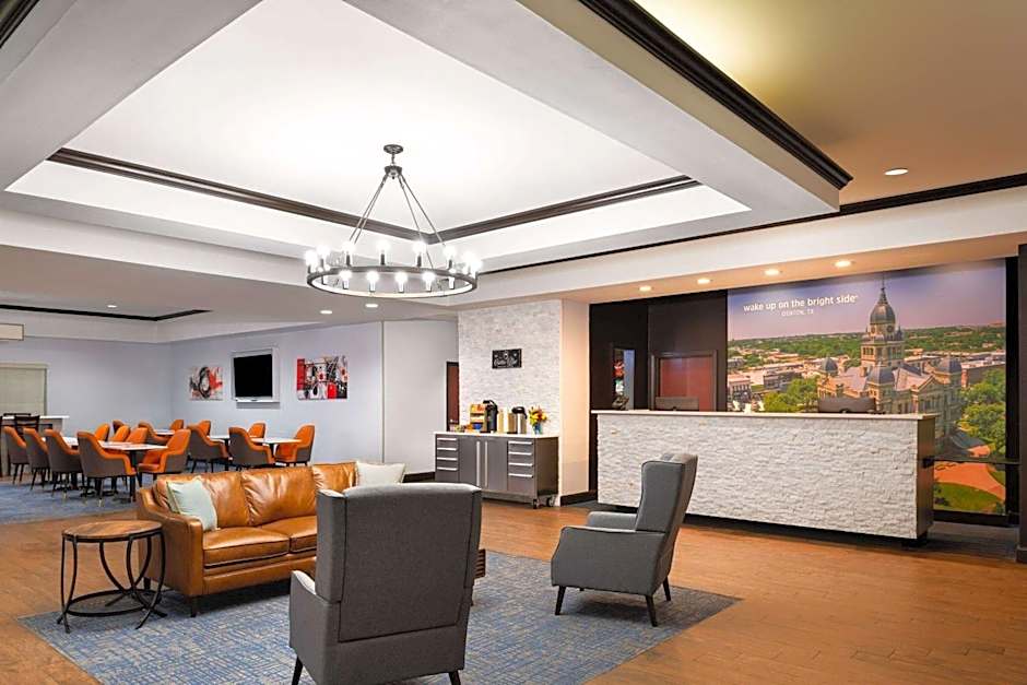 La Quinta Inn & Suites by Wyndham Denton - University Drive