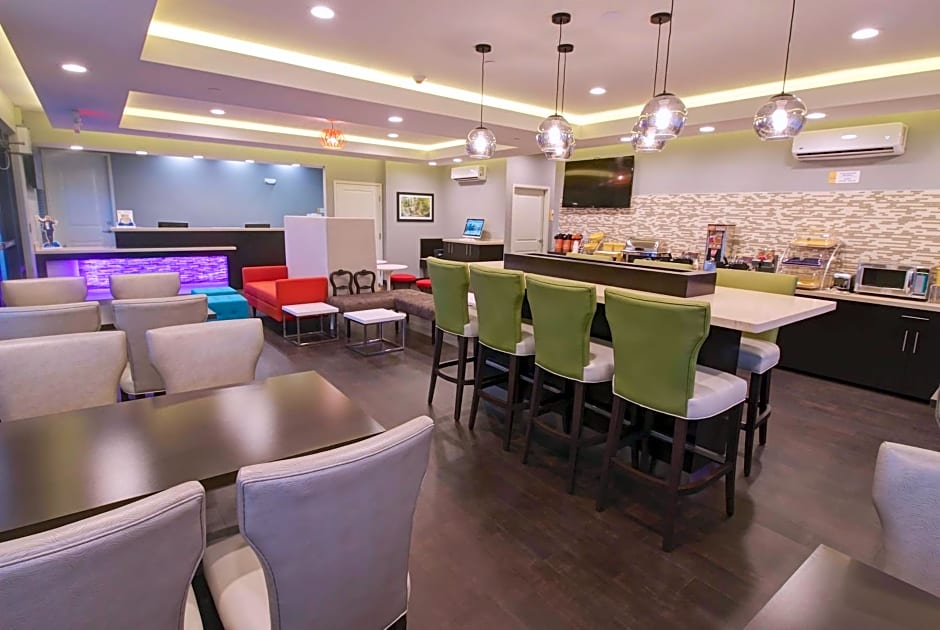 Days Inn & Suites by Wyndham Port Arthur
