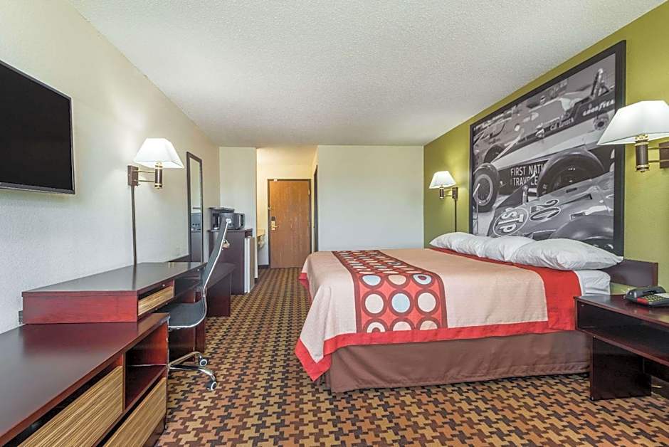 Super 8 by Wyndham Cloverdale IN