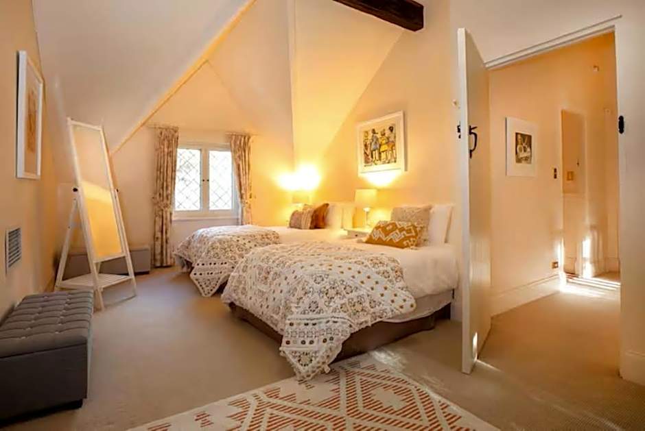 FROGWELL HOLLOW immerse into an idyllic fairytale