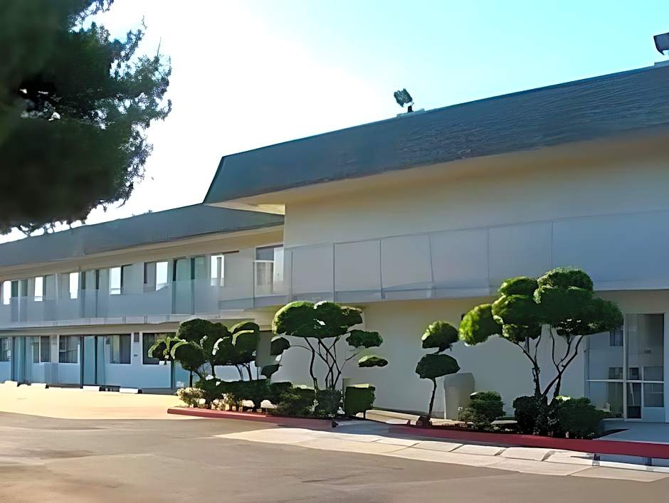 Super 8 by Wyndham Tracy