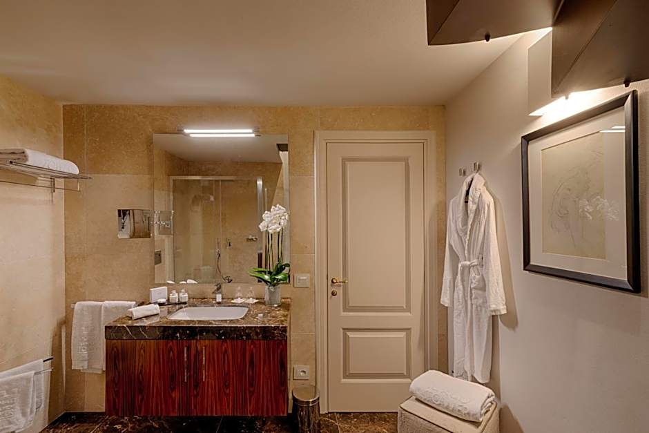 Donati Luxury Tower Suites