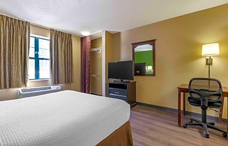Queen studio with 1 Queen Bed - Disability Access/Non-Smoking