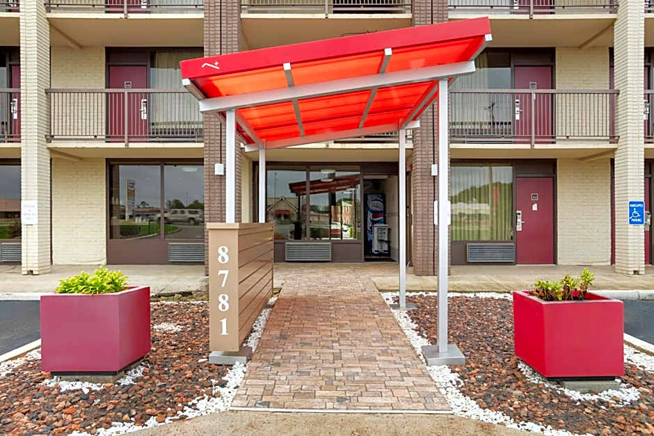 HomeTowne Studios by Red Roof Huntsville - Madison