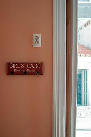Bed in 6-Bed Female Dormitory Room with Shared Bathroom
