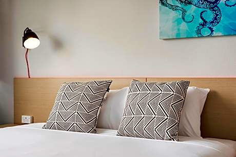 King or Twin Room with Shared Bathroom