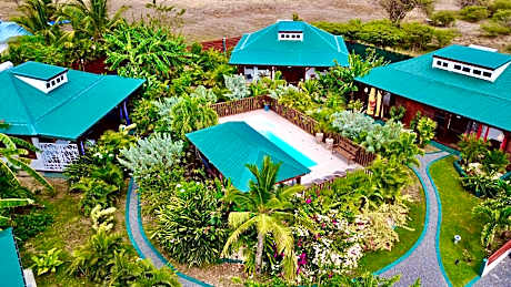 Titalee Lodge 3 Villas autour d'une piscine