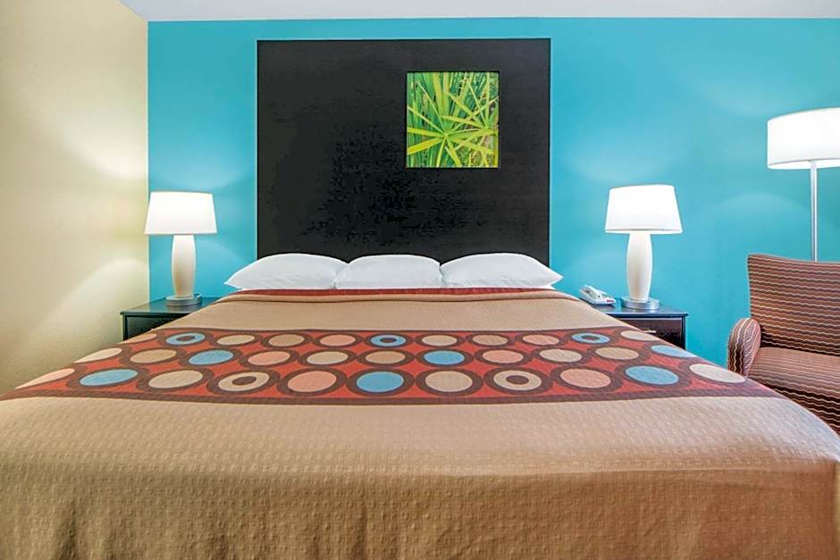 Super 8 by Wyndham Tulsa