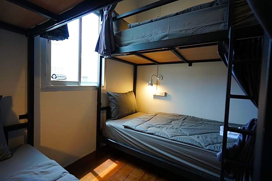 Bunk Bed in Female Dormitory Room — 6 fotoğraftan 1. fotoğraf