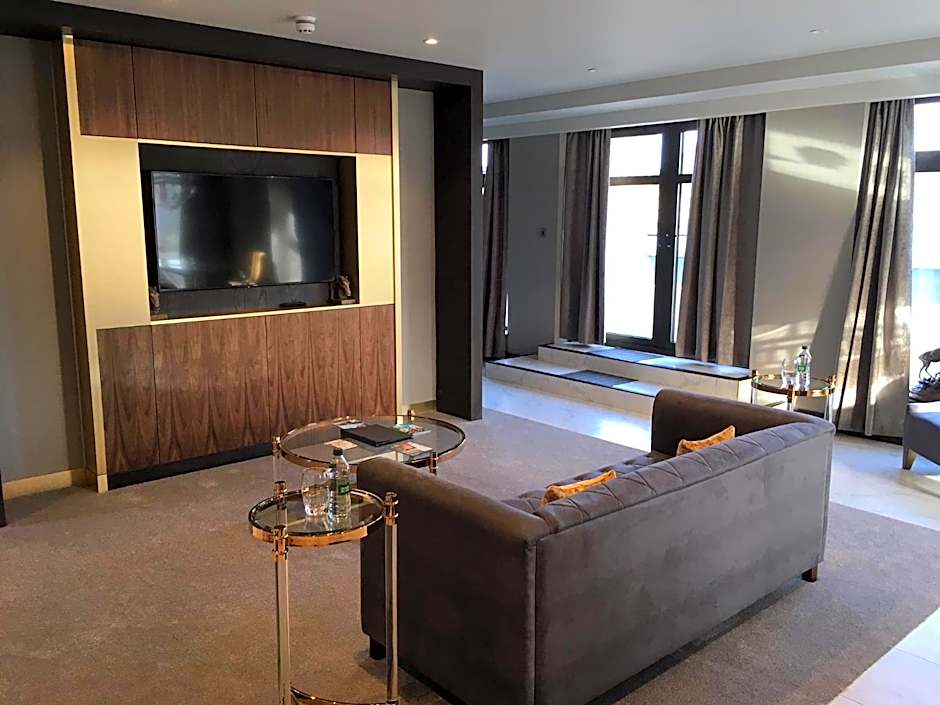 DoubleTree by Hilton Belfast City Ten Square