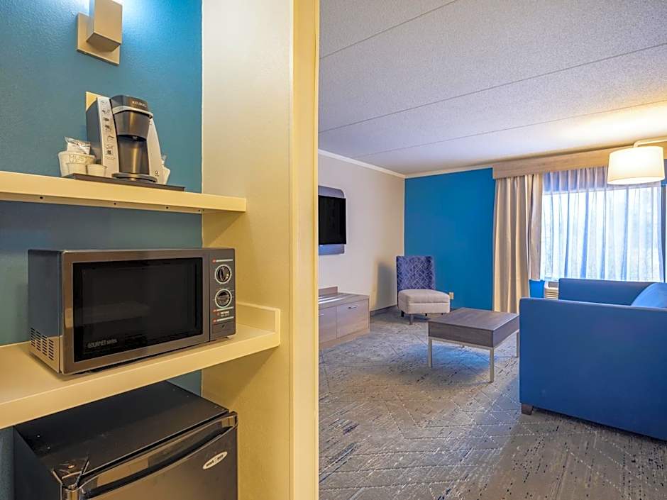 Holiday Inn Express & Suites Greensboro - (I-40 @ Wendover) By IHG