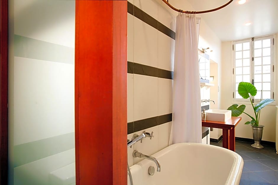 La Porte Rouge - The Red Door Inn