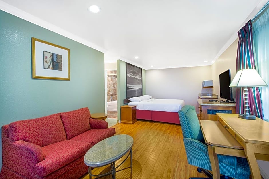 Upper Lake Inn & Suites